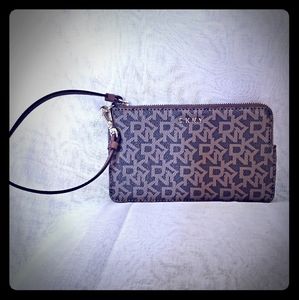 💫3 for $50💫 NWOT- DKNY Wristlet 😁